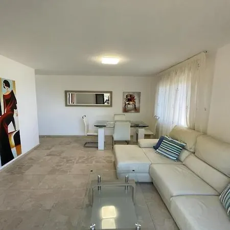 Apartment With Sea Views *