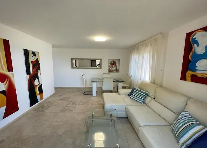 Apartment With Sea Views *